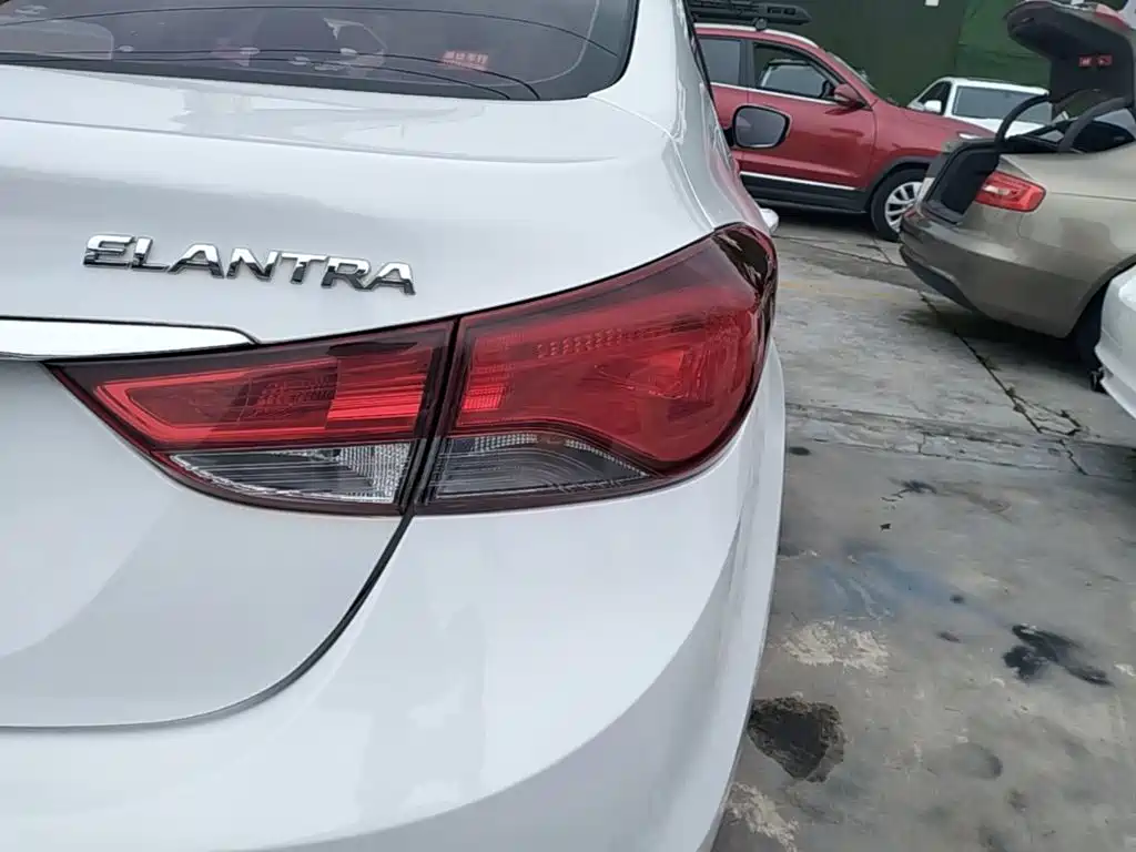 Hyundai Elantra 2017 — фото 8