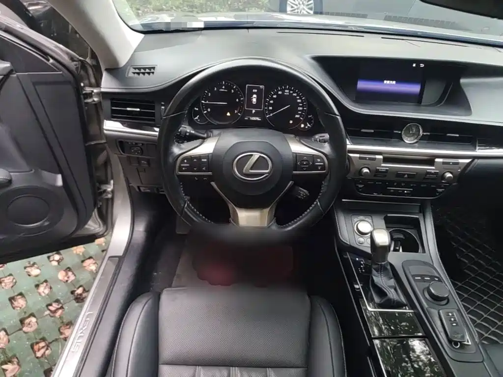 Lexus ES 2018 — фото 17