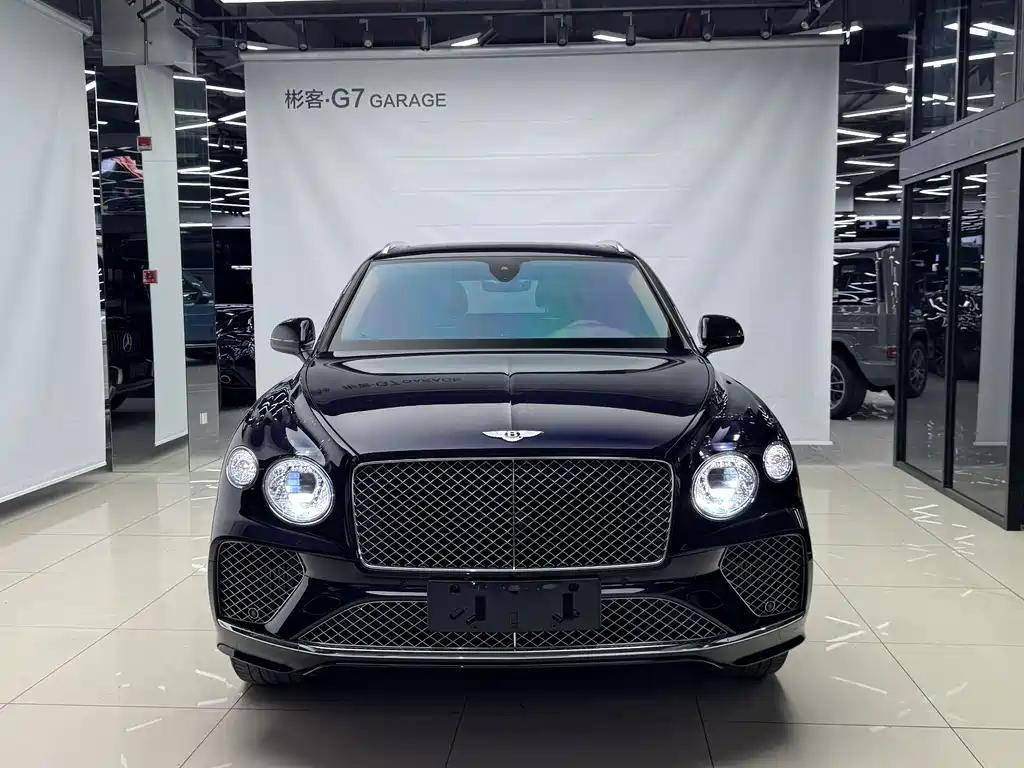 Bentley Bentayga Plug-In Hybrid 2021 — фото 2