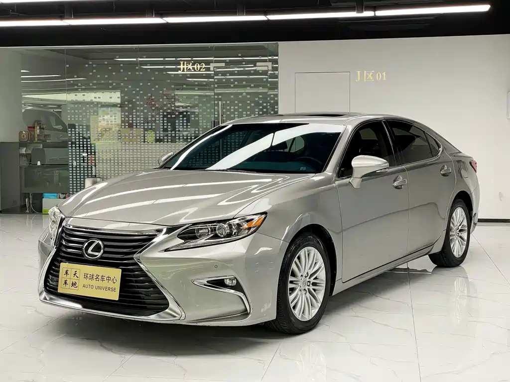 Lexus ES 2017 — фото 1