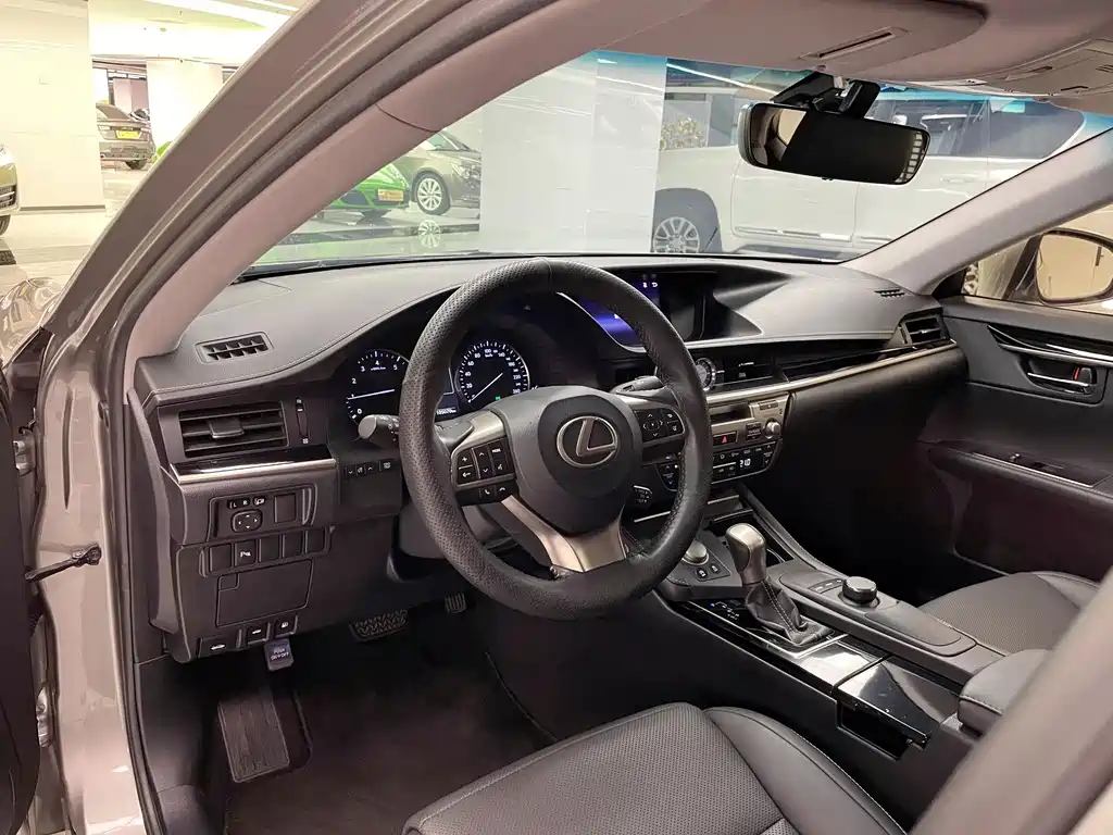 Lexus ES 2017 — фото 10
