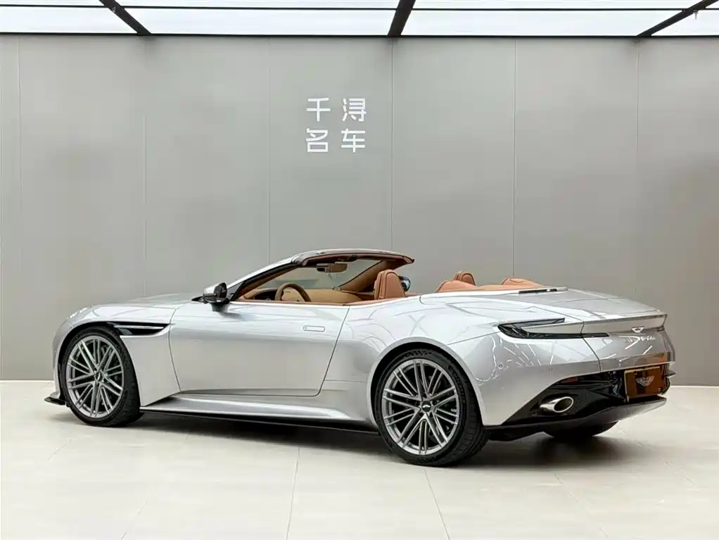 Aston Martin DB12 2024 — фото 15