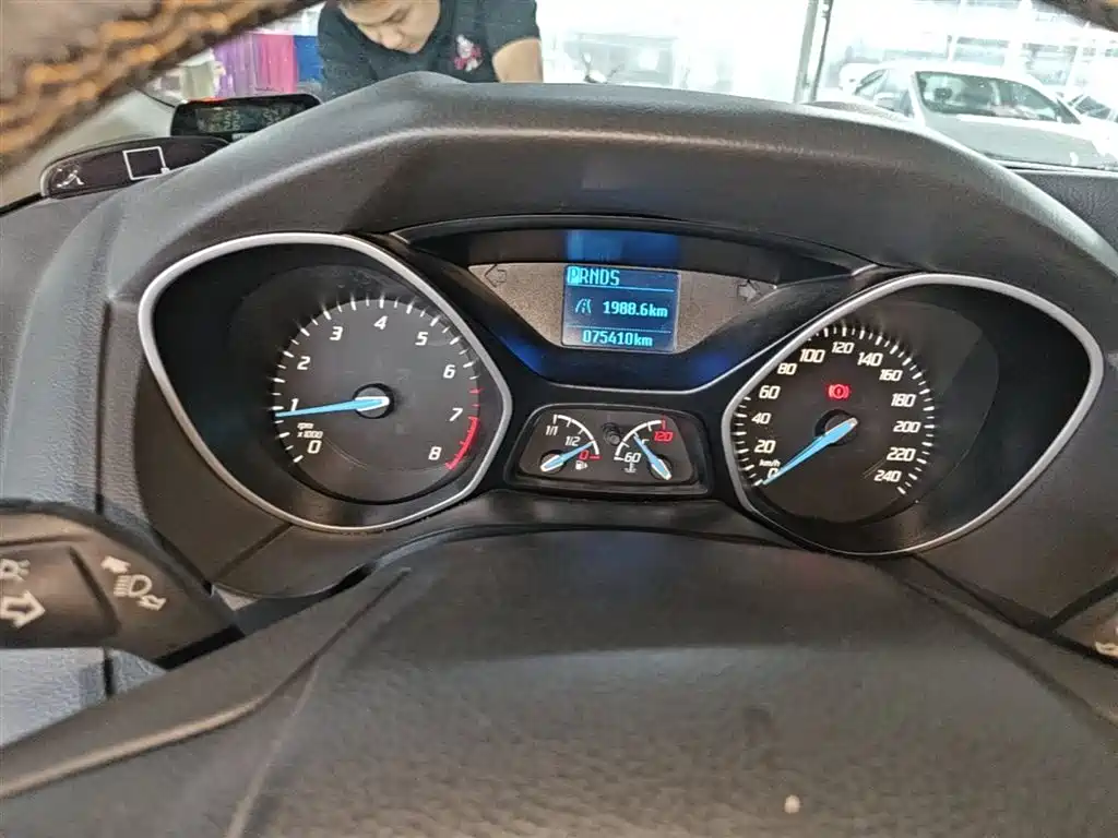 Ford Focus 2015 — фото 12