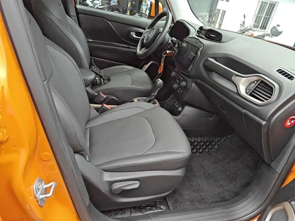 Jeep Renegade 2018 — фото 25