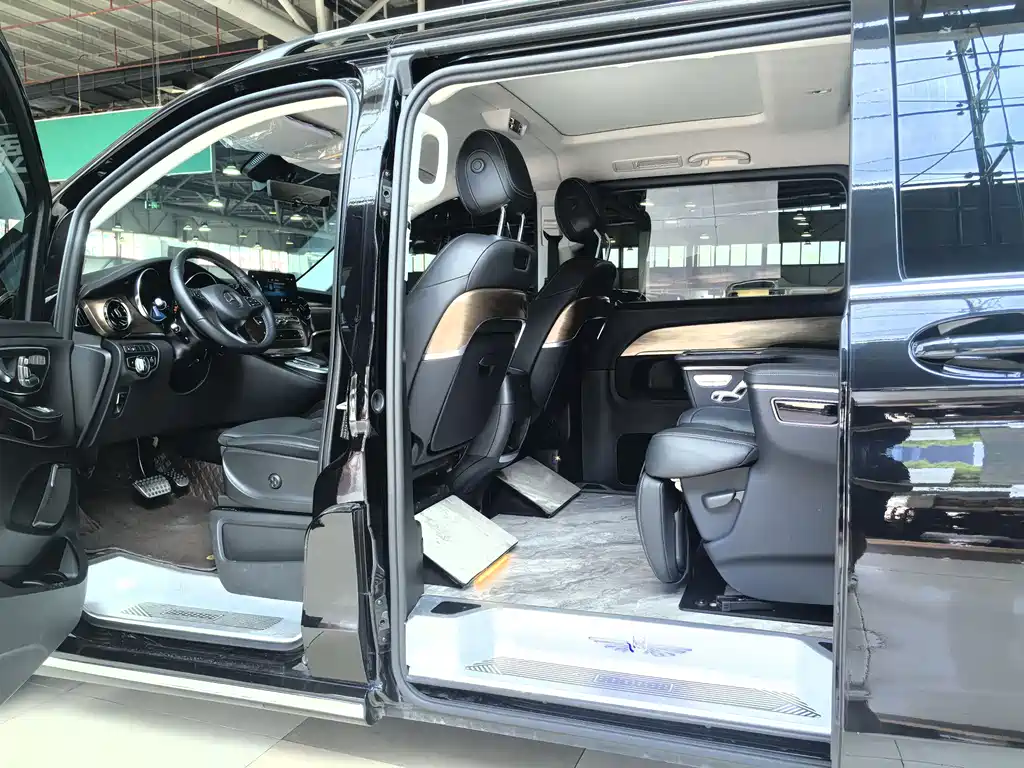 Mercedes-Benz V-Class 2024 — фото 12