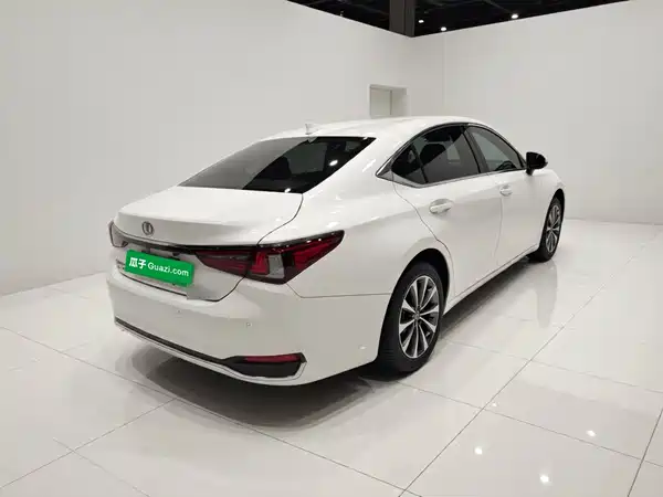 Lexus ES 2023