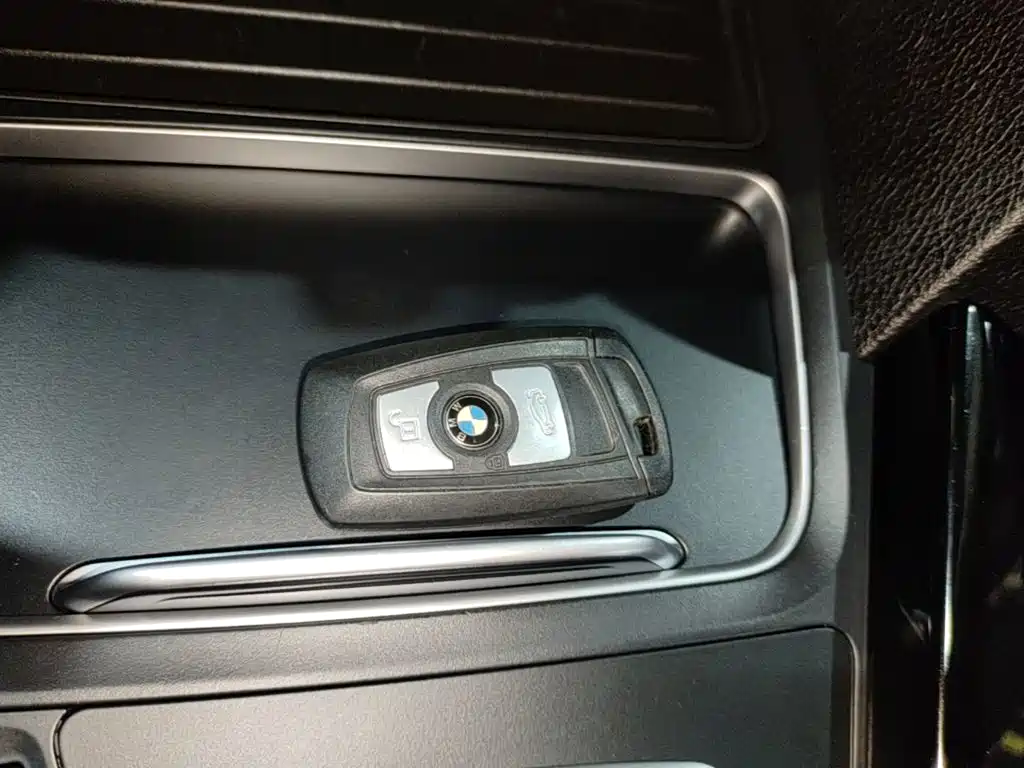 BMW 3 Series 2018 — фото 9