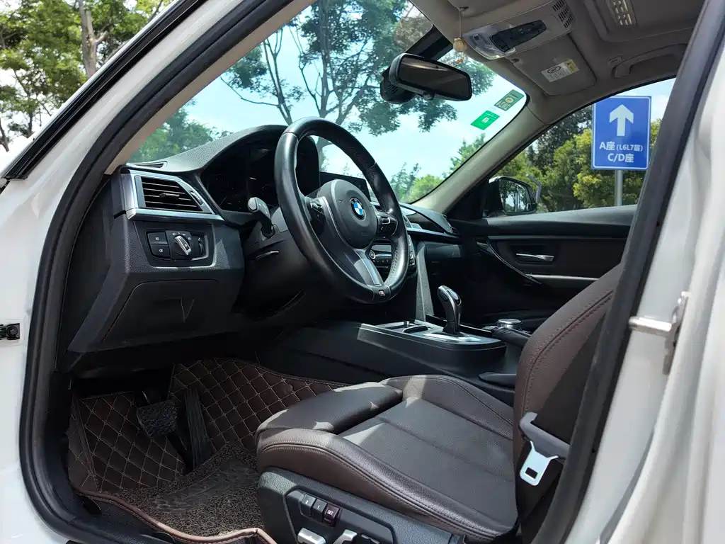 BMW 3 Series 2018 — фото 12