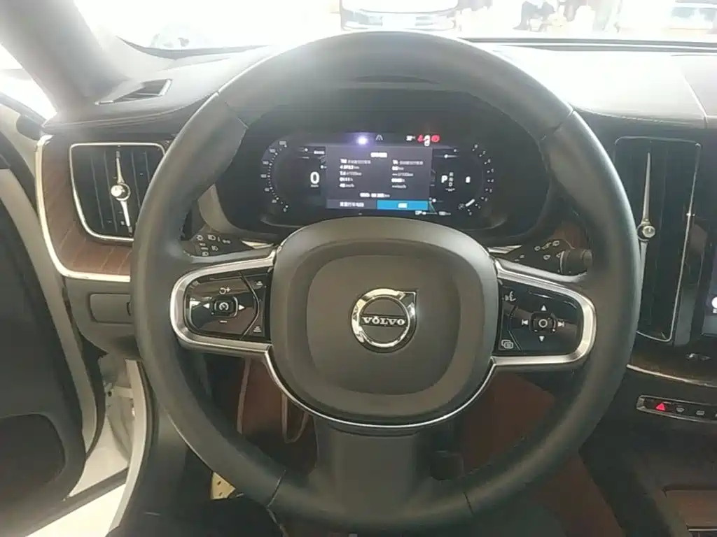 Volvo XC60 2023 — фото 11