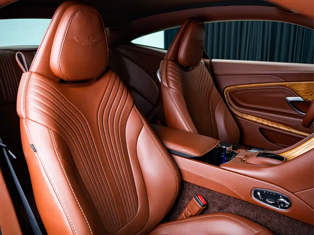 Aston Martin DB11 2019 — фото 15