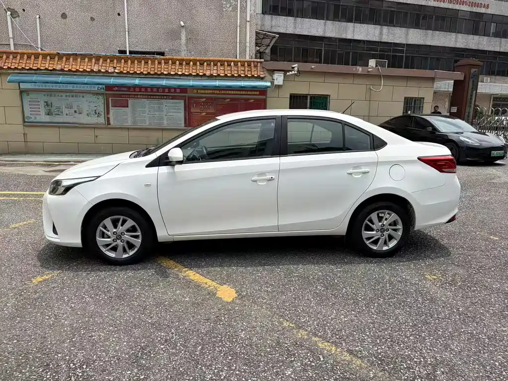 Toyota Yaris L 2017 — фото 8