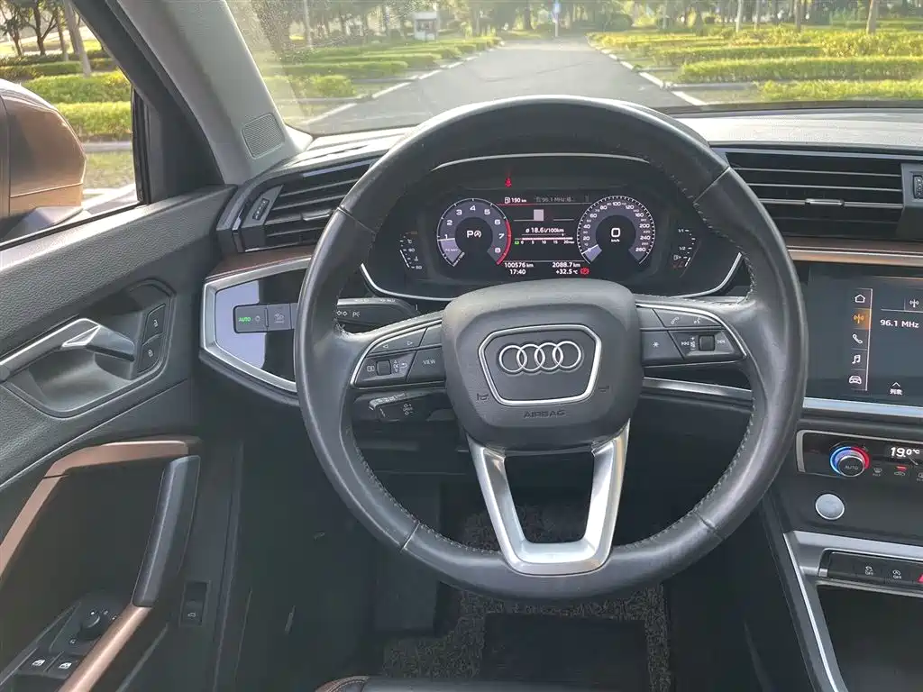 Audi Q3 2019 — фото 11