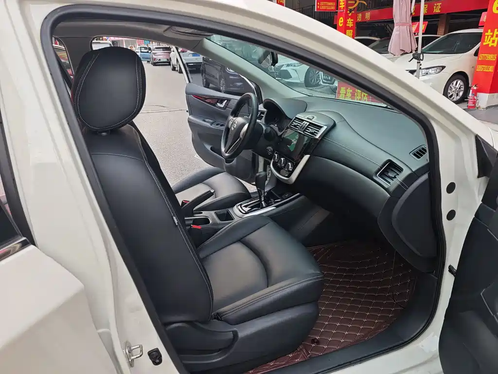 Nissan Tiida 2017 — фото 10