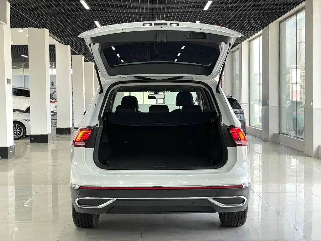 Volkswagen Tiguan L 2023 — фото 17