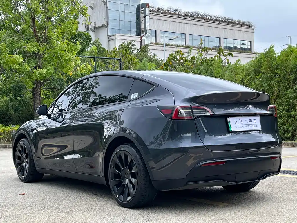 Tesla Model Y 2024 — фото 9
