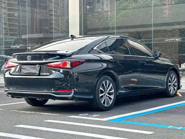 Lexus ES 2020