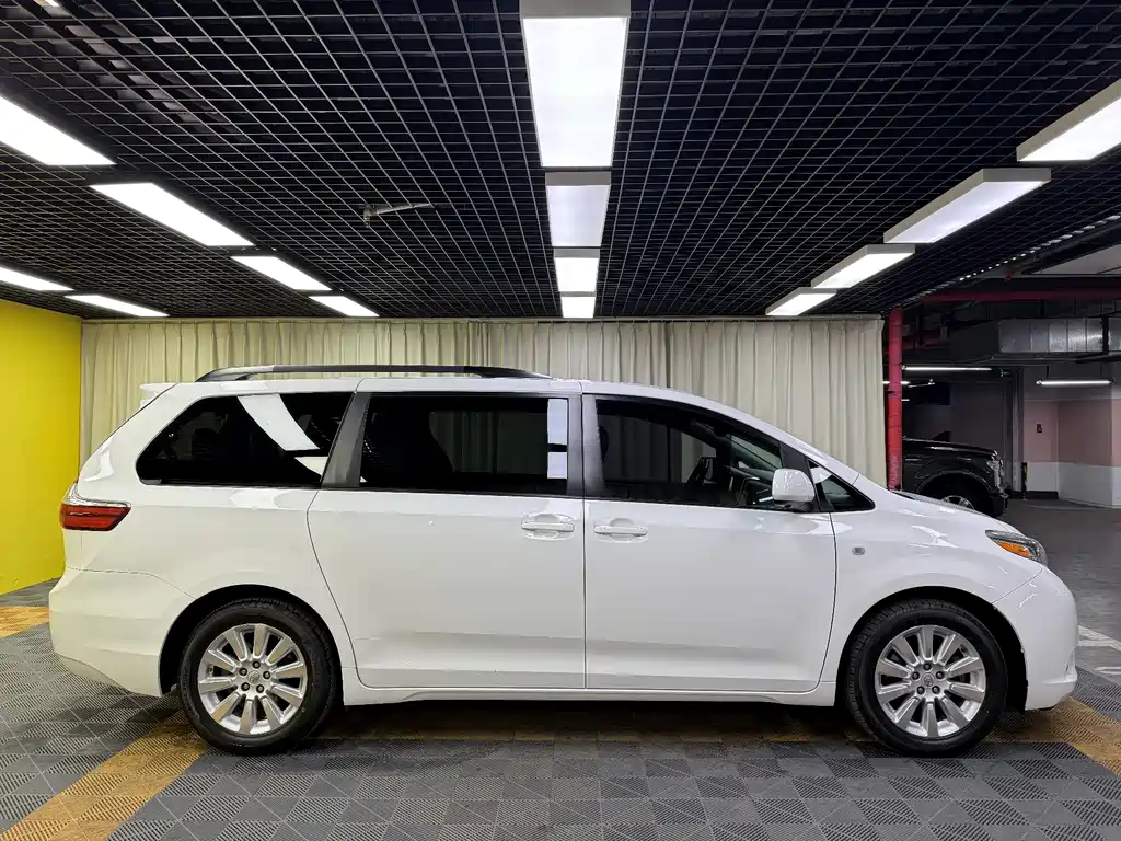 Toyota Sienna 2015 — фото 7