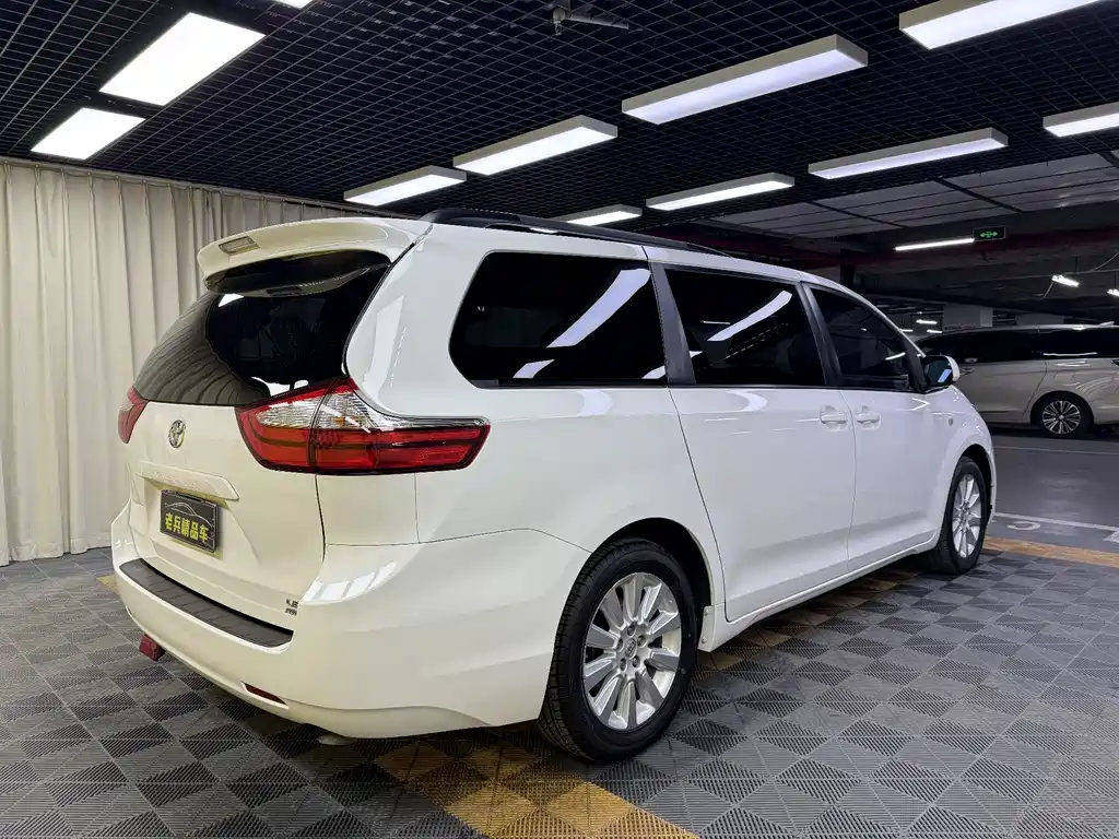 Toyota Sienna 2015 — фото 4
