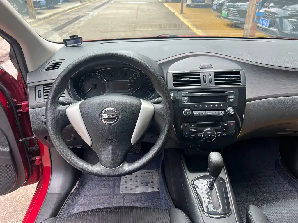 Nissan Tiida 2015