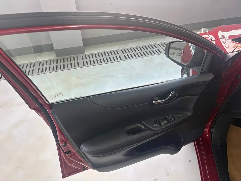 Nissan Tiida 2015 — фото 10
