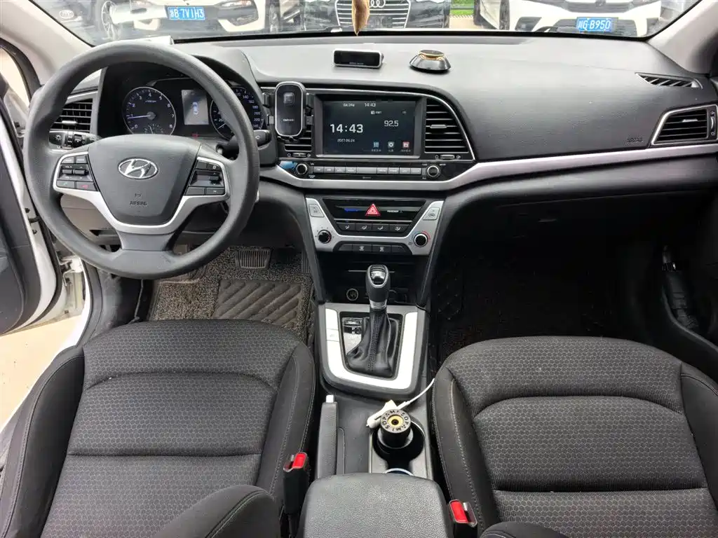Hyundai Elantra 2017 — фото 10
