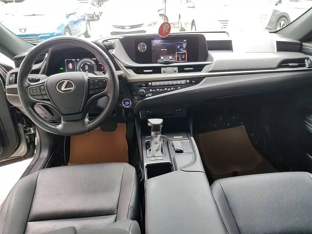 Lexus ES 2020 — фото 10