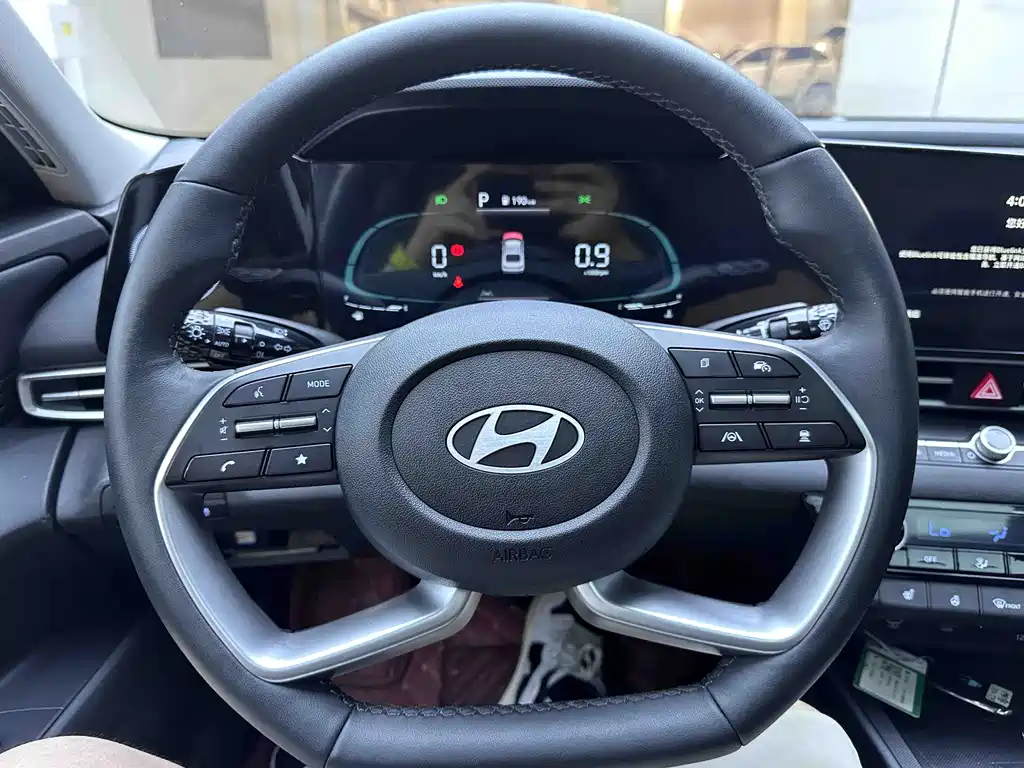 Hyundai Elantra 2023 — фото 12