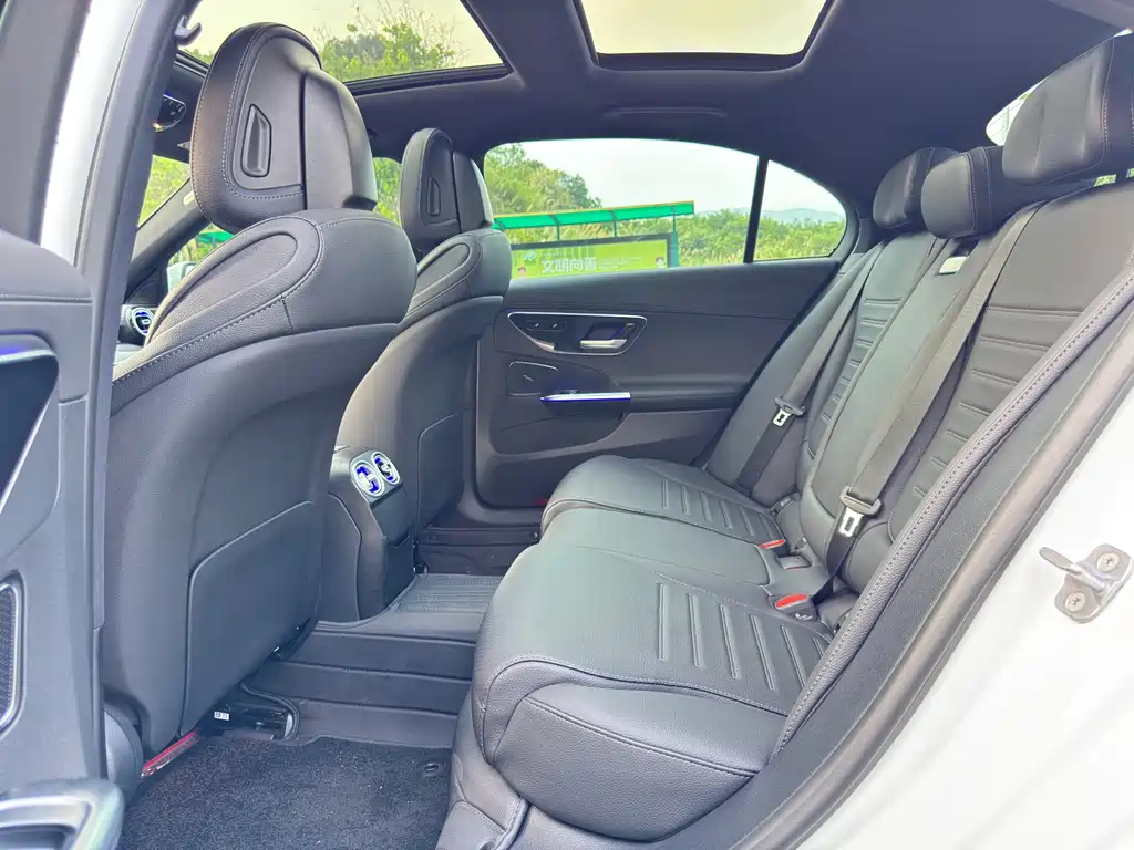 Mercedes-Benz C-Class 2025 — фото 12