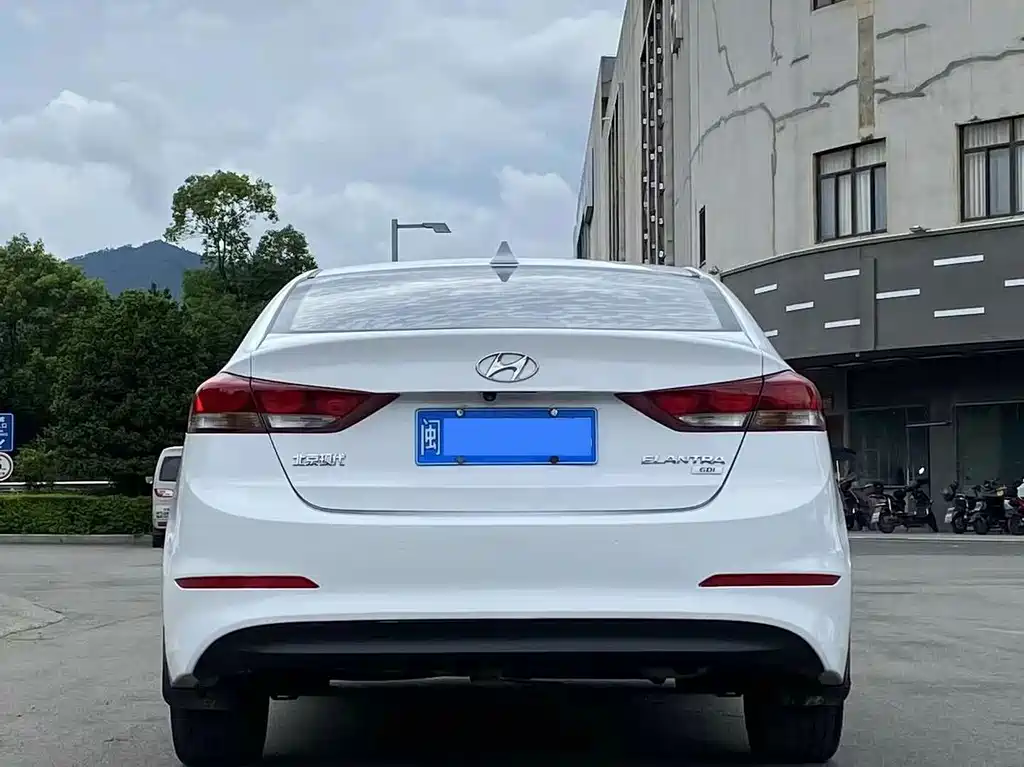 Hyundai Elantra 2017 — фото 4