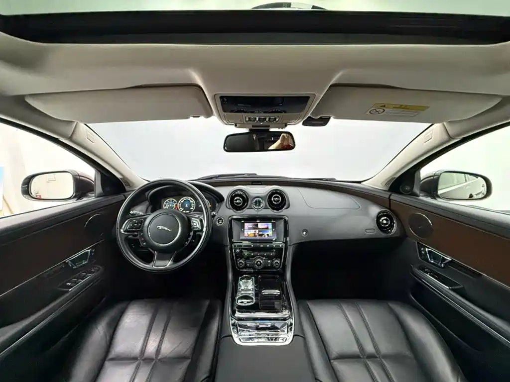 Jaguar XJ 2017 — фото 17