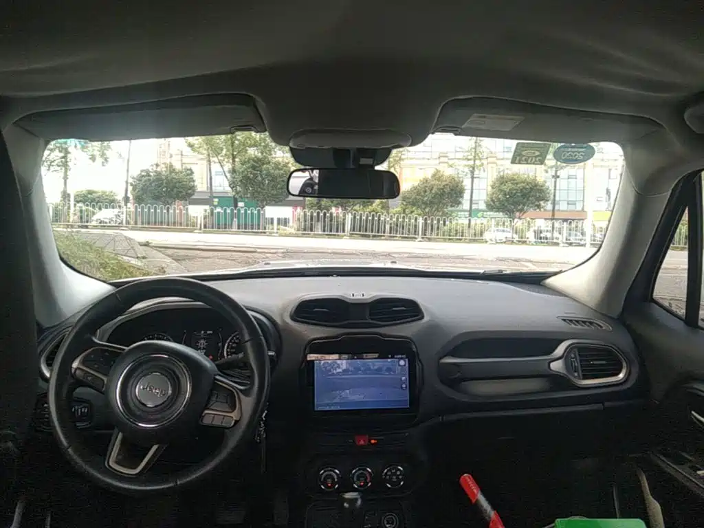 Jeep Renegade 2017 — фото 9