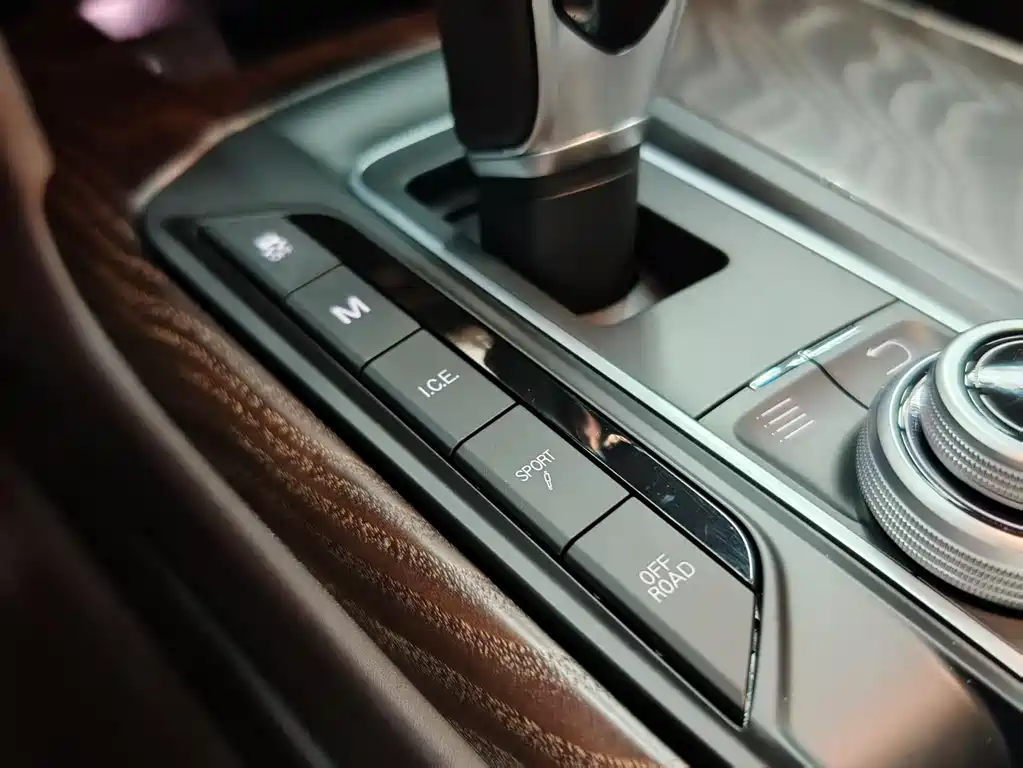 Maserati Levante 2017 — фото 24