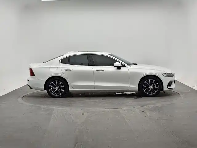 Volvo S60 2022 — фото 4