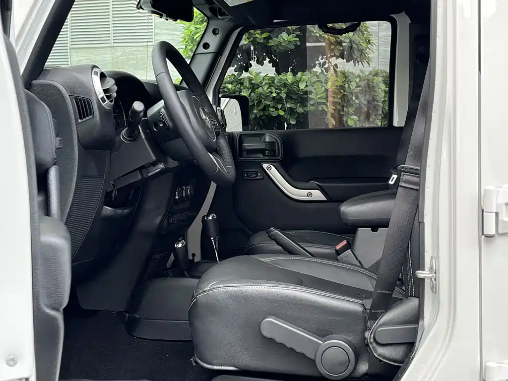 Jeep Wrangler 2016 — фото 12