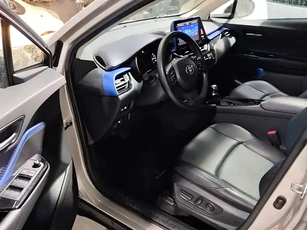Toyota C-HR 2020 — фото 16
