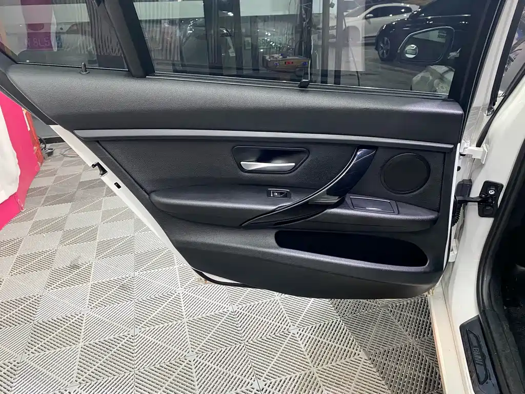 BMW 3 Series 2017 — фото 13