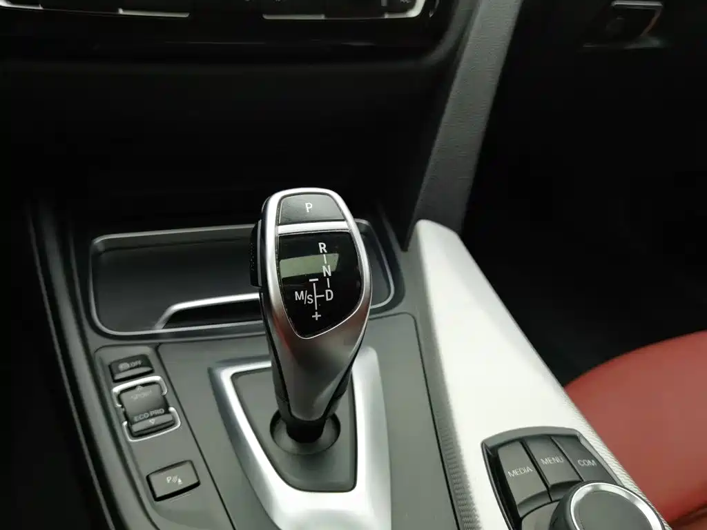 BMW 3 Series 2019 — фото 13