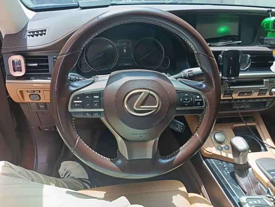 Lexus ES 2016 — фото 15