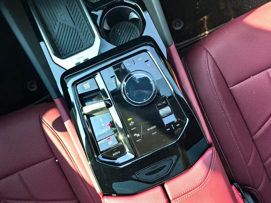 BMW 5 Series 2025 — фото 10