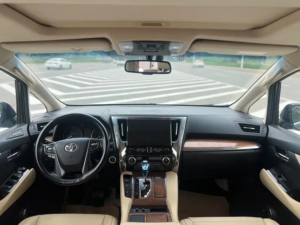 Toyota Alphard 2017 — фото 12