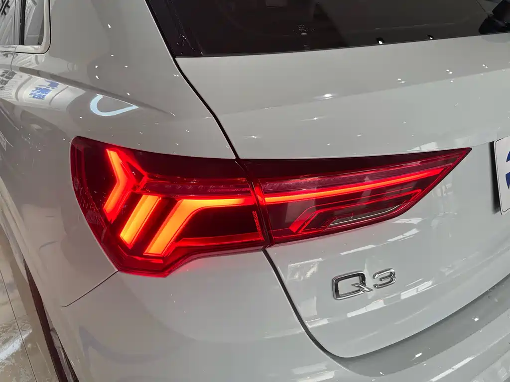 Audi Q3 2019 — фото 9