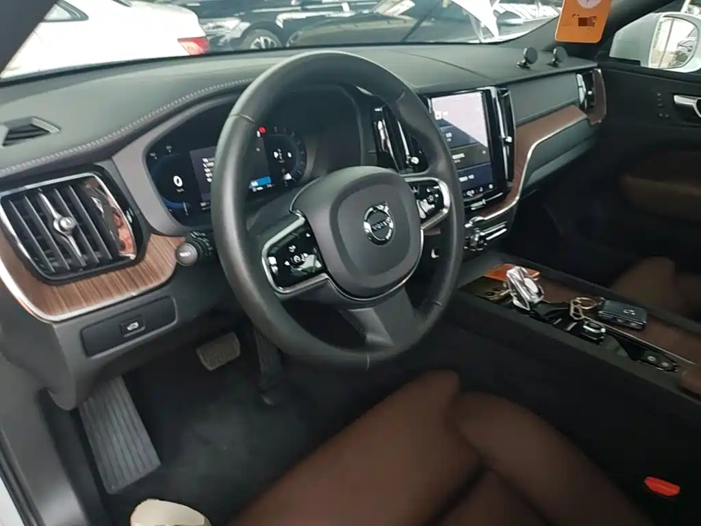 Volvo XC60 2023 — фото 10