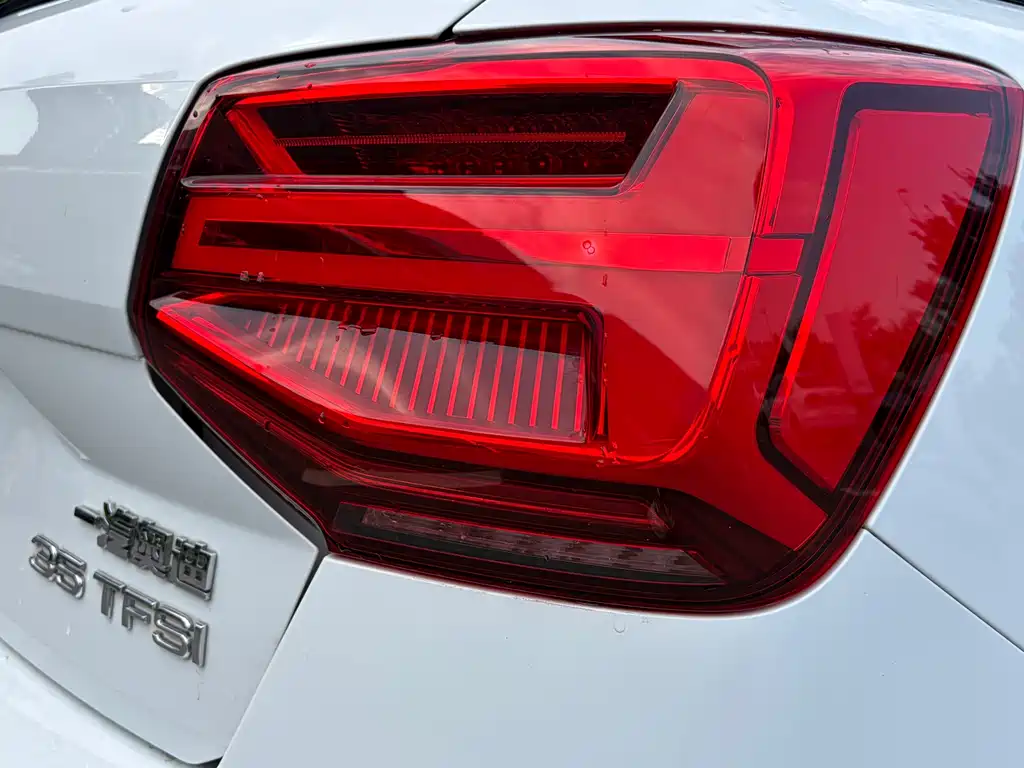 Audi Q2L 2019 — фото 12