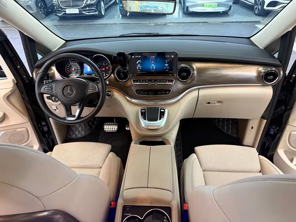 Mercedes-Benz V-Class 2023 — фото 11