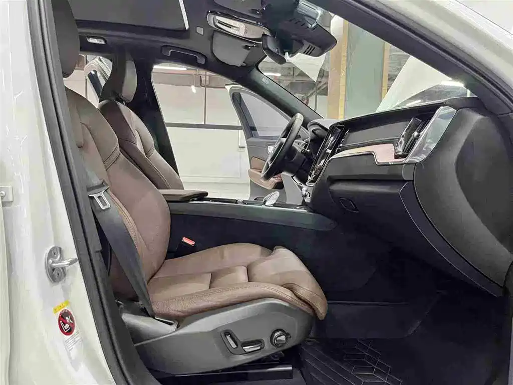 Volvo XC60 PHEV 2025 — фото 13