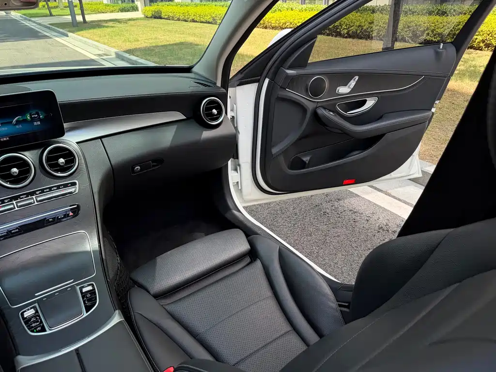 Mercedes-Benz C-Class 2019 — фото 18