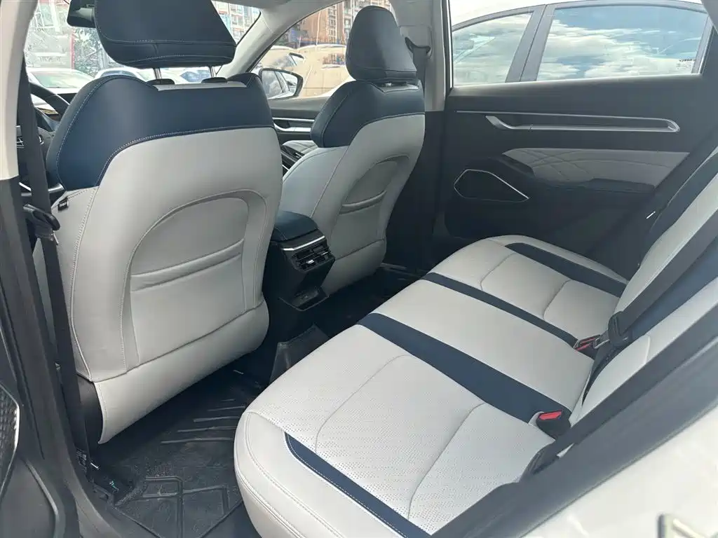 Geely Emgrand 2022