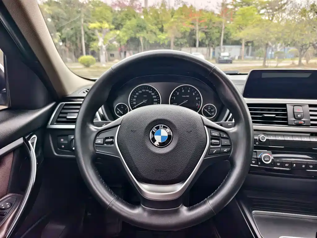 BMW 3 Series 2018 — фото 8