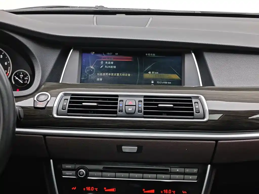 BMW 5 Series GT 2014 — фото 12