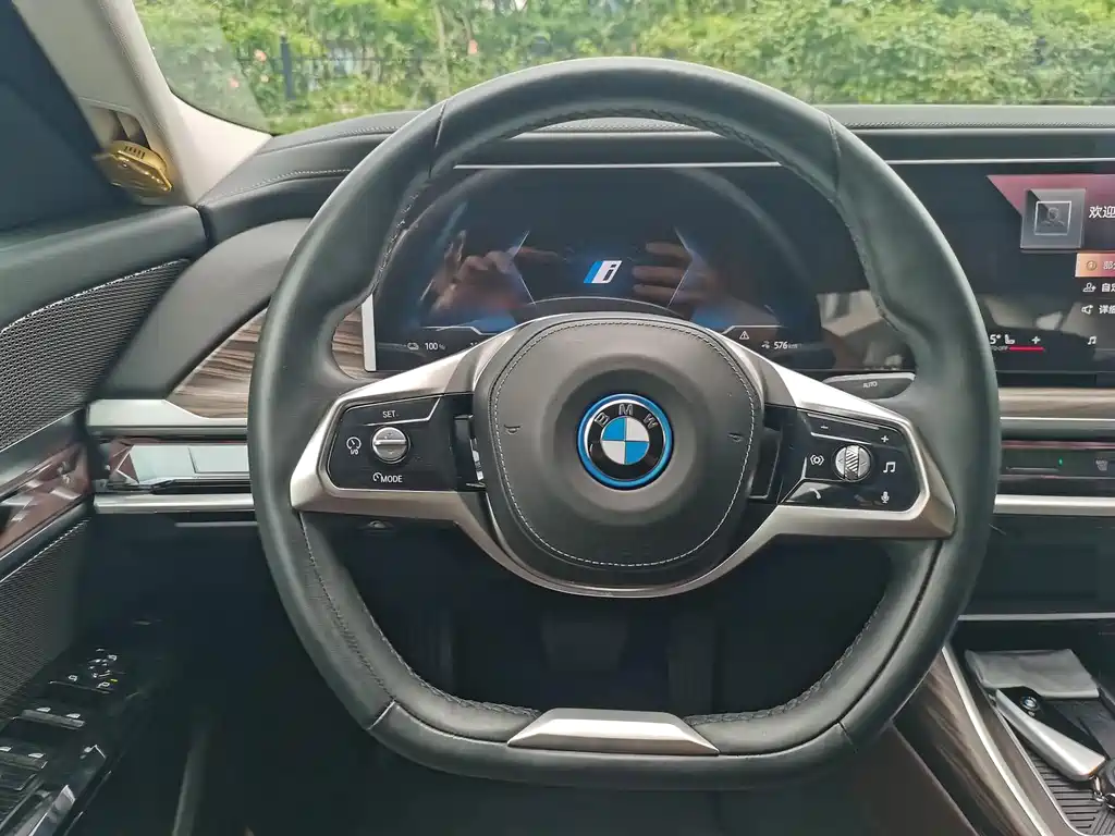 BMW i7 2025 — фото 12